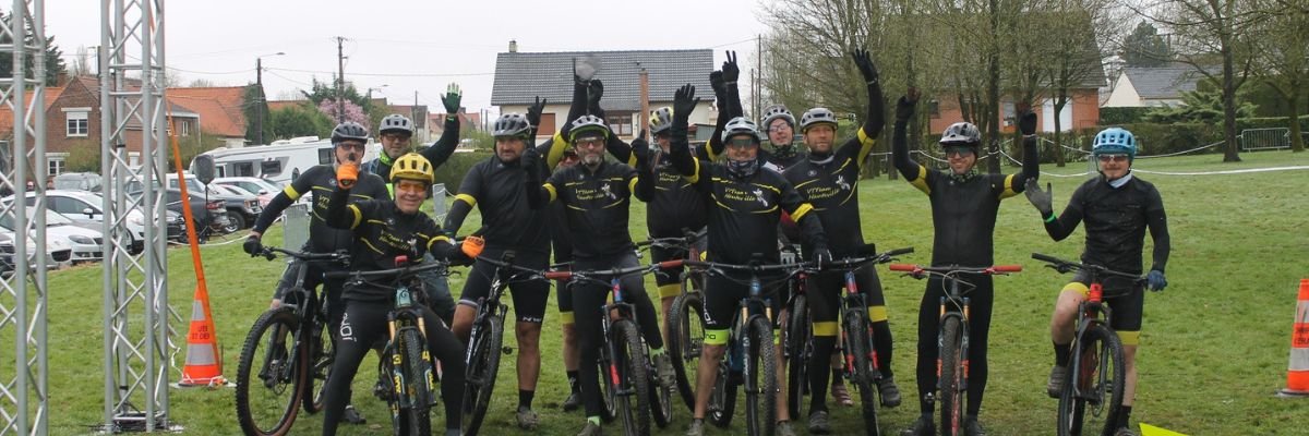 groupe cyclistes départ rando vtt