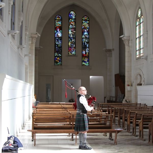 musicien jouant de la cornemuse dans une église